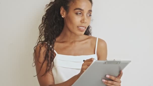 Side View Happy African Business Woman Writing Something Clipboard While — ストック動画