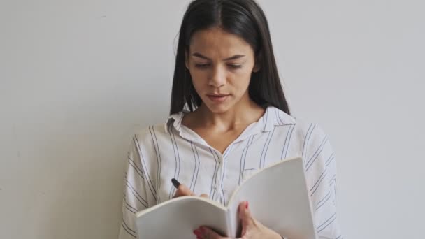 Happy Business Woman Using Her Smartphone While Standing Wall Office — ストック動画