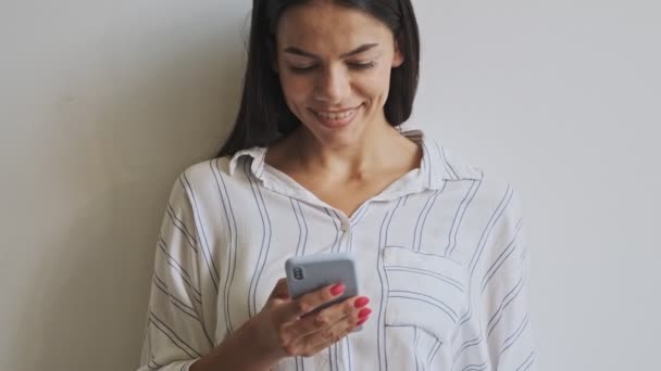 Happy Business Woman Talking Smartphone Looking Away While Standing Wall — 图库视频影像