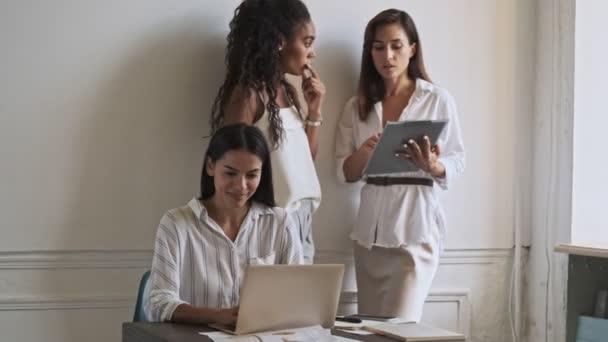Mulher Negócios Feliz Usando Computador Portátil Mesa Enquanto Seus Colegas — Vídeo de Stock