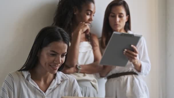 Mulher Negócios Agradável Usando Computador Portátil Mesa Enquanto Seus Colegas — Vídeo de Stock