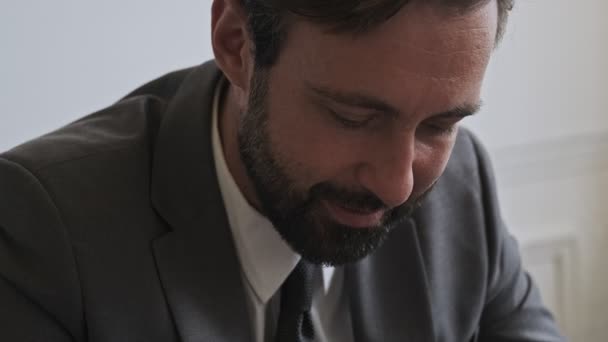 Придивіться Усміхненого Вродливого Бородатого Бізнесмена Який Працює Офісі — стокове відео