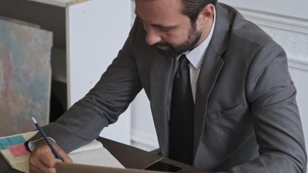 Beau Concentré Homme Affaires Barbu Écrivant Quelque Chose Bureau — Video