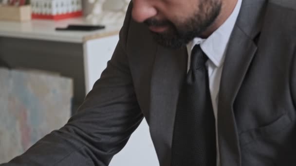 Ofiste Bir Şeyler Yazan Yakışıklı Sakallı Adamına Yakından Bakın — Stok video