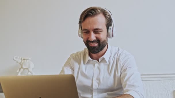 Agradable Hombre Negocios Barbudo Guapo Escuchando Música Utilizando Ordenador Portátil — Vídeos de Stock