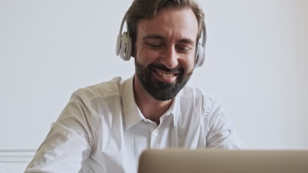 Alegre Guapo Barbudo Hombre Negocios Escuchando Música Uso Ordenador Portátil — Vídeos de Stock