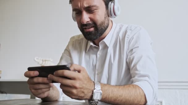 Sonriente Hombre Negocios Barbudo Guapo Los Auriculares Que Juegan Teléfono — Vídeos de Stock