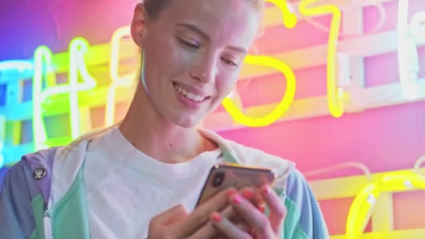 Vue Rapprochée Joyeuse Jeune Jolie Femme Utilisant Smartphone Profitant Mur — Video