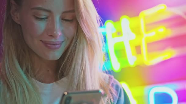 Vue Rapprochée Jeune Jolie Femme Joyeuse Utilisant Smartphone Profitant Mur — Video