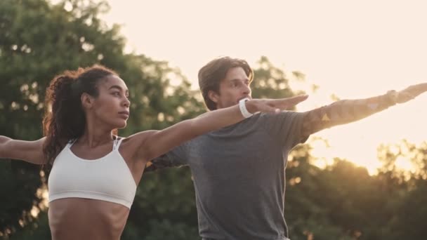 Coppia Forte Abbigliamento Sportivo Uomo Donna Tuta Facendo Esercizi Yoga — Video Stock