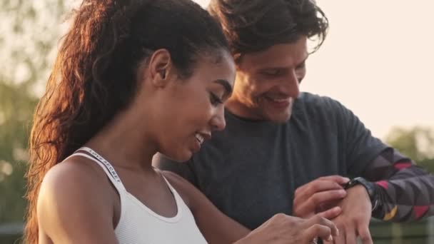 Couple Heureux Multinational Vêtements Sport Utilisant Des Chronomètres Tracker Fitness — Video