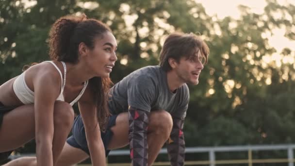 Vue Latérale Recadrée Couple Fort Survêtement Étirant Les Jambes Ensemble — Video