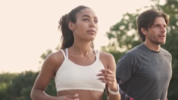 Gewassen Uitzicht Atletisch Paar Man Vrouw Trainingspakken Lopen Samen Tijdens — Stockvideo