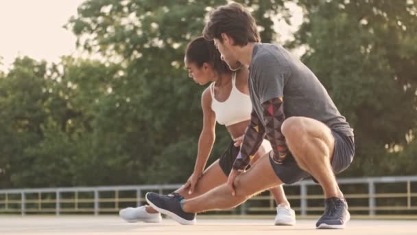 Seitenansicht Eines Attraktiven Paares Sportbekleidung Das Auf Einem Spielplatz Freien — Stockvideo