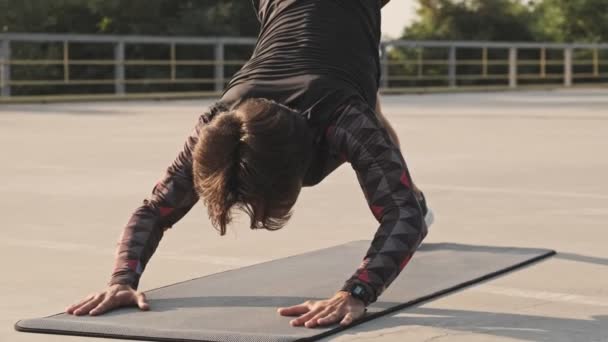 Sportif Genç Adam Paspasın Üzerinde Egzersiz Yapıyor Ayağını Dışarıda Oyun — Stok video