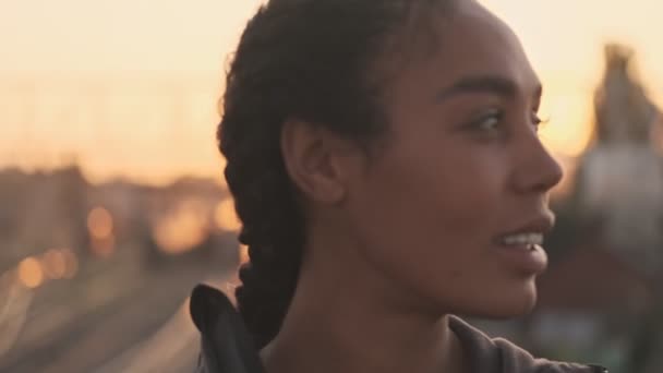 Close Uitzicht Van Glimlachende Afrikaan Amerikaanse Vrouw Sportkleding Draaien Haar — Stockvideo