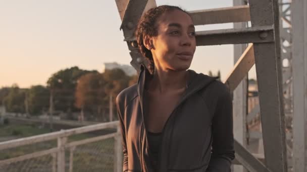 Ηρεμία Όμορφη Αφροαμερικανή Γυναίκα Αθλητικά Ρούχα Κοιτάζοντας Προς Την Πλευρά — Αρχείο Βίντεο