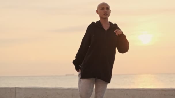 Calma Atractiva Mujer Calva Deportiva Estirando Pierna Mirando Hacia Mar — Vídeos de Stock