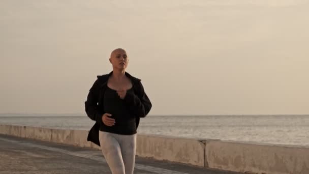 Focado Atraente Careca Mulher Esportes Correndo Perto Mar Livre — Vídeo de Stock