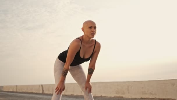 Müde Attraktive Sportlerin Mit Glatze Ruht Sich Nach Ihrem Lauf — Stockvideo
