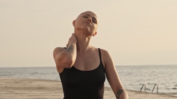 Calmo Atraente Careca Mulher Esportiva Tocando Seu Pescoço Com Olhos — Vídeo de Stock