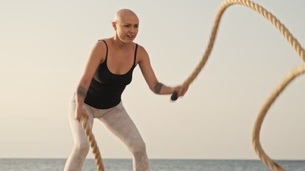 Sorrindo Atraente Careca Esportes Mulher Fazendo Exercício Com Cordas Crossfit — Vídeo de Stock