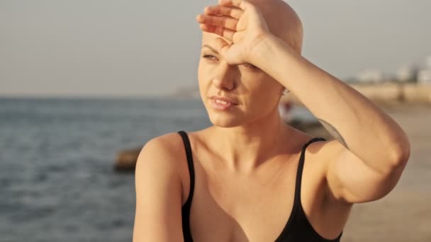 Sonriendo Atractiva Mujer Calva Deportiva Los Auriculares Escuchando Música Mirando — Vídeo de stock