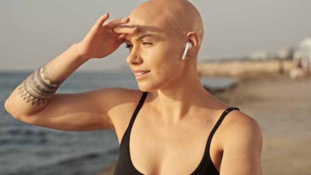 Sonriendo Atractiva Mujer Calva Deportiva Auriculares Escuchando Música Mirando Hacia — Vídeos de Stock