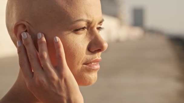 Widok Boku Zadowolony Atrakcyjne Łyse Sportowe Kobieta Słuchawki Słuchanie Muzyki — Wideo stockowe