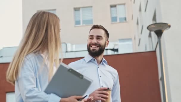 Lachende Jonge Collega Kantoor Praten Lopen Met Klembord Kopje Koffie — Stockvideo