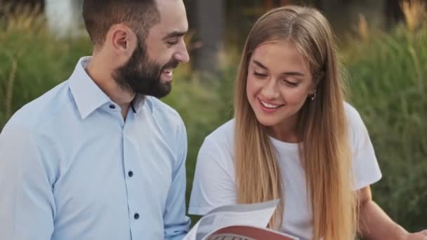 Mutlu Genç Ofis Arkadaşları Dışarıda Birlikte Dinlenip Dergi Okuyorlar — Stok video