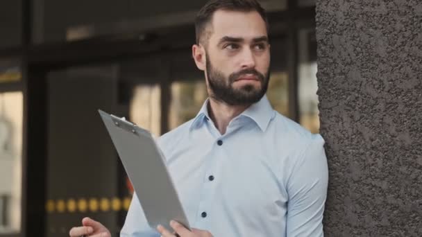 Empresário Barbudo Satisfeito Com Prancheta Esperando Algo Livre — Vídeo de Stock