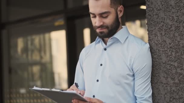 Neşeli Sakallı Adamı Panoda Bir Şey Kontrol Ediyor Dışarıda Mutlu — Stok video