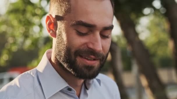 Vue Rapprochée Happy Homme Affaires Barbu Répondre Appel Parler Par — Video