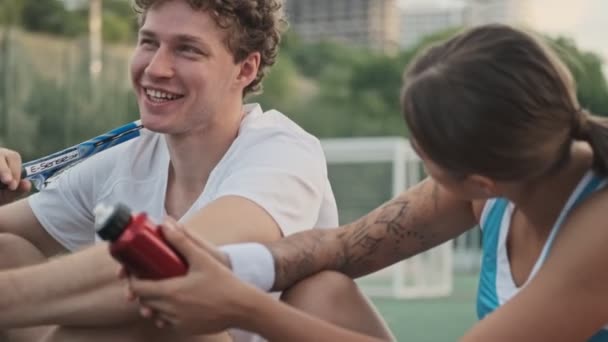 Carefree Feliz Curly Jogador Tênis Masculino Falando Tendo Descanso Junto — Vídeo de Stock