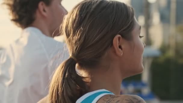 Keyifli Kıvırcık Erkek Tenisçinin Arka Planda Dişi Rakibiyle Birlikte Koşarken — Stok video