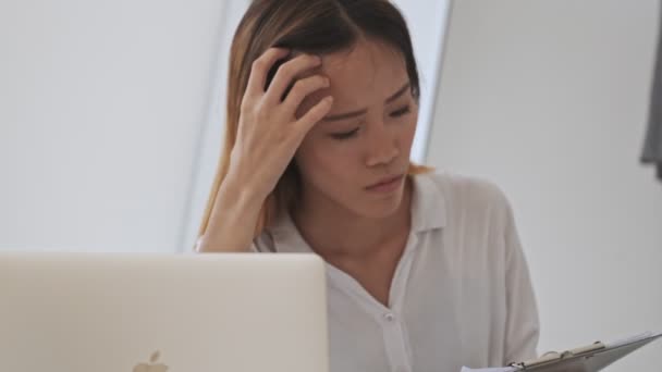 Denken Kalme Zakenvrouw Werken Met Documenten Een Laptop Terwijl Zitten — Stockvideo