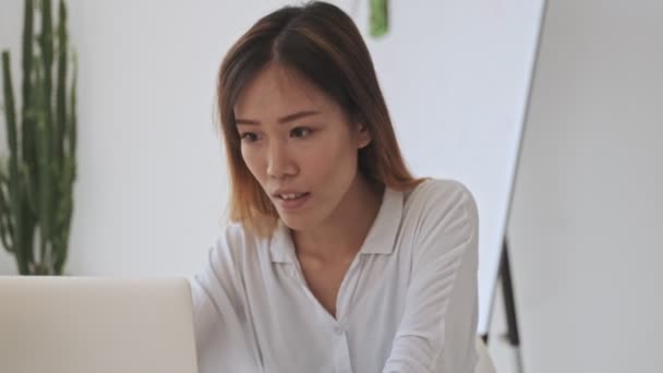 Feliz Asiática Mujer Negocios Haciendo Gesto Ganador Mientras Trabaja Con — Vídeos de Stock