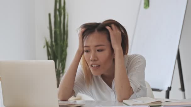 Расстроенная Азиатская Деловая Женщина Прикасающаяся Голове Время Работы Ноутбуком Белом — стоковое видео