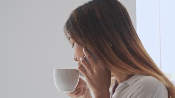 Fröhliche Asiatische Geschäftsfrau Die Eine Pause Bei Einer Tasse Tee — Stockvideo