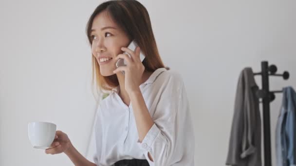 Positiva Asiática Mujer Negocios Teniendo Una Llamada Telefónica Mientras Bebe — Vídeos de Stock