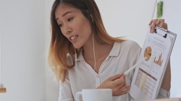 Une Femme Affaires Asiatique Sérieuse Avec Des Écouteurs Filaires Expliquant — Video