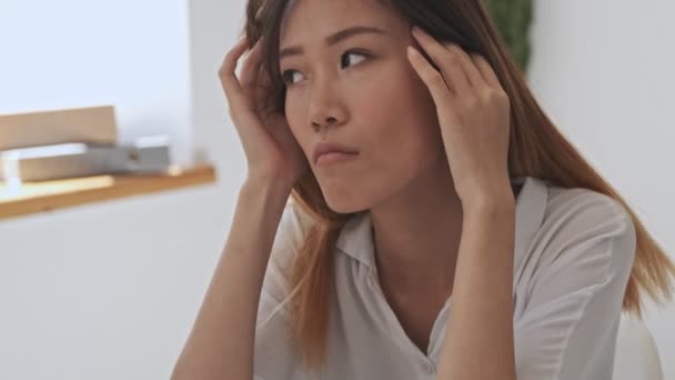 Недовольная Разочарованная Азиатская Деловая Женщина Смотрит Сторону Сидя Столом Офисе — стоковое видео