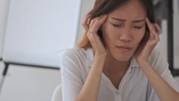 Moe Moe Aziatische Zakenvrouw Masseren Haar Tempels Terwijl Zitten Aan — Stockvideo