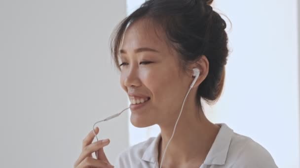 Positiv Glad Asiatisk Affärskvinna Som Har Ett Telefonsamtal Med Hjälp — Stockvideo