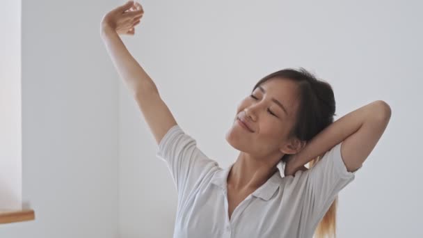 Bom Aspecto Asiático Mulher Negócios Estende Enquanto Levanta Mãos Escritório — Vídeo de Stock