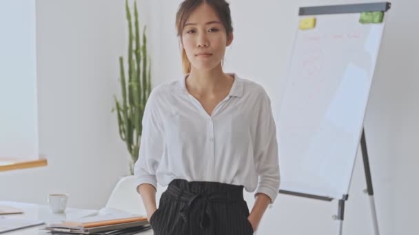 Bela Calma Jovem Asiático Negócios Mulher Fica Branco Escritório Enquanto — Vídeo de Stock