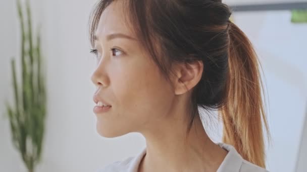 Recortado Vista Hermosa Calma Joven Asiático Mujer Negocios Oficina Blanca — Vídeos de Stock