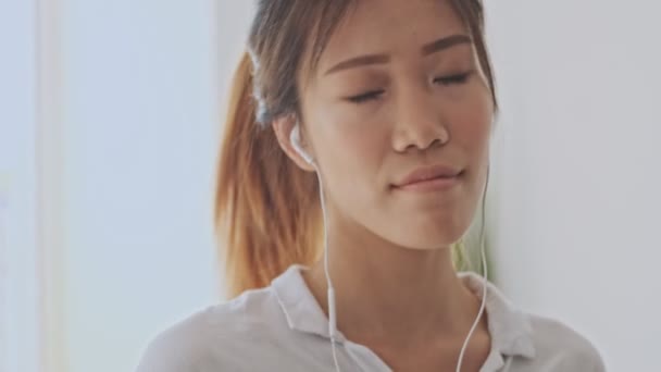 Vue Fond Une Jeune Femme Asiatique Qui Aime Écouter Musique — Video