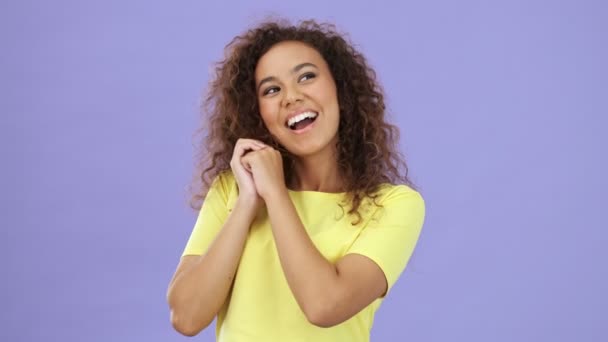 Hermosa Joven Africana Feliz Camiseta Amarilla Sonriendo Disfrutando Algo Sobre — Vídeos de Stock